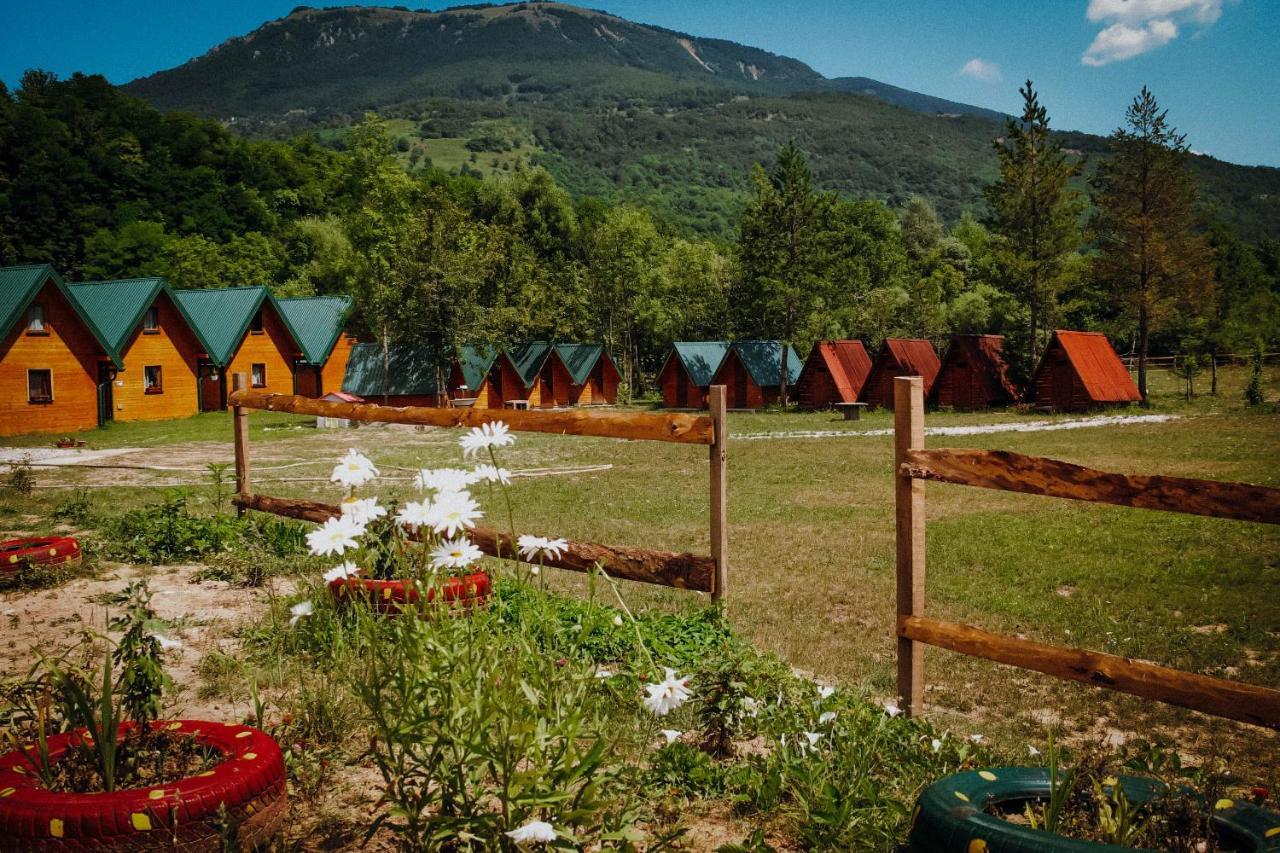 Camp Sutjeska Hotel Tjentiste Buitenkant foto